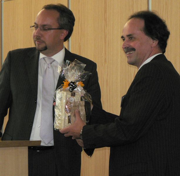 Ehrung und Dank für 16 Automation Days: Stephan. Goericke (re.) überreicht Karl-Heinz John ein Präsent (Archiv: Vogel Business Media)