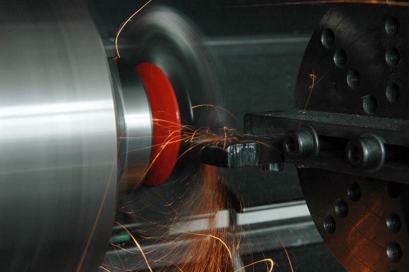 Erprobung der Abtragleistung, abhängig von Bauteil, Werkstoff und Besatzmaterial.  (Bild: Kullen)
