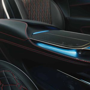 Eine breite Mittelkonsole trennt die Passagiere.(Bild:  Beyonca)