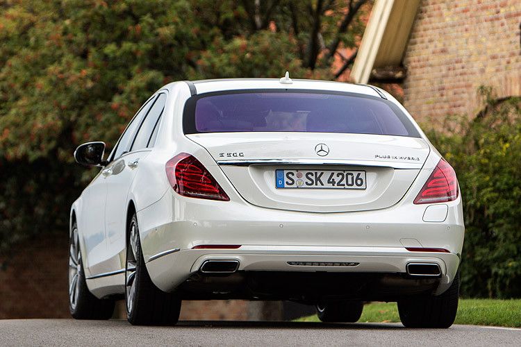 Weitere Ähnlichkeit gibt es beim Preis. Der ist beim Hybriden und dem Modell mit V8-Ottomotor identisch. Damit will Mercedes die Präferenzen der Kunden herausfinden: grünes Gewissen und Technikaffinität versus klassischer Antrieb. (Foto: Daimler)