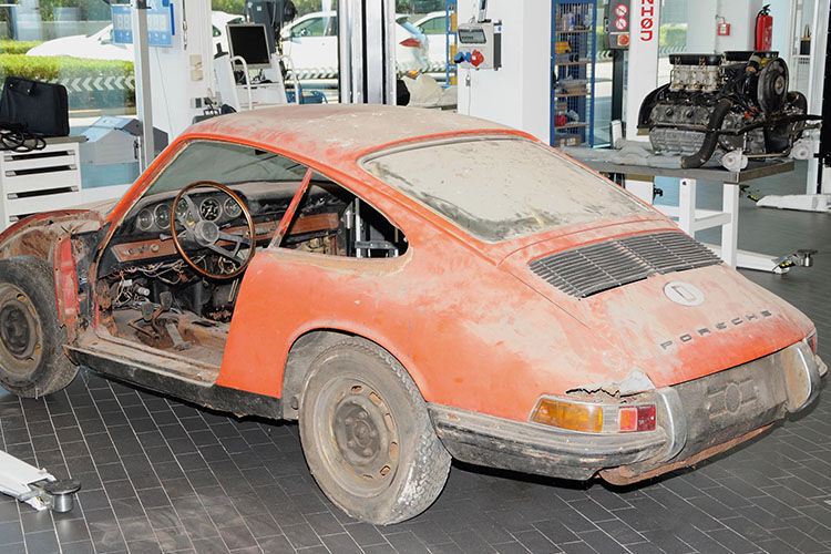 Der Rost hat bereits ganze Partien des Fahrzeugs weggefressen. Trotzdem zahlte Porsche noch über 100.000 Euro für den Porsche 901 von 1964. (Porsche)