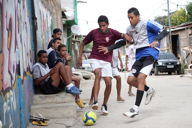 Im Januar 2013 startete das Projekt im Gastgeberland der Fußball-Weltmeisterschaft 2014. Das mit Hilfe der Volkswagen-Belegschaft entstandene Projekt hat sich zum Ziel gesetzt, den Fußballnachwuchs in Brasilien zu fördern und benachteiligten Kindern und Jugendlichen zugleich Entwicklungsperspektiven zu eröffnen. (Foto: Volkswagen/Friedemann Vogel)