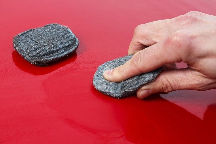 Platz 6: Stahlwolle und Topfreiniger. Mit den groben Reibern lassen sich zwar Verschmutzungen entfernen, aber auch der Lack hat keine Chance. Hier bleibt anstelle eines perfekten Looks nur eine verkratzte Oberfläche und ein ungenügendes Finish. (Foto: Nigrin)
