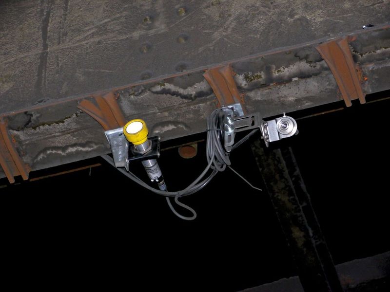 Der Ultraschallsensor löst die Temperaturmessung des Infrarotsensors (links) aus. (Turck)