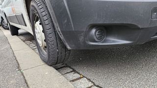 Au, das tut weh! Wer Reifen so behandelt, der sorgt auf seine Art für Ersatzbedarf. (Bild: Rosenow – VCG)