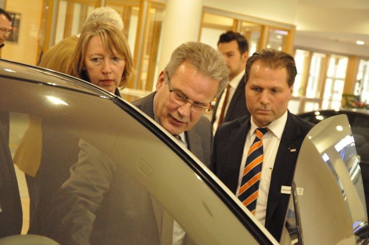 Die Jury auf Produktschau: David Breuer erklärt Silvia Lulei (»Gebrauchtwagen-Praxis«) und Wolfgang Claußen (Car Garantie) den BMW i3. (Foto: Richter)
