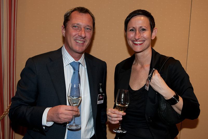 Hans Selzle (Online-USV) mit Karin Hernik (MGE) (Archiv: Vogel Business Media)