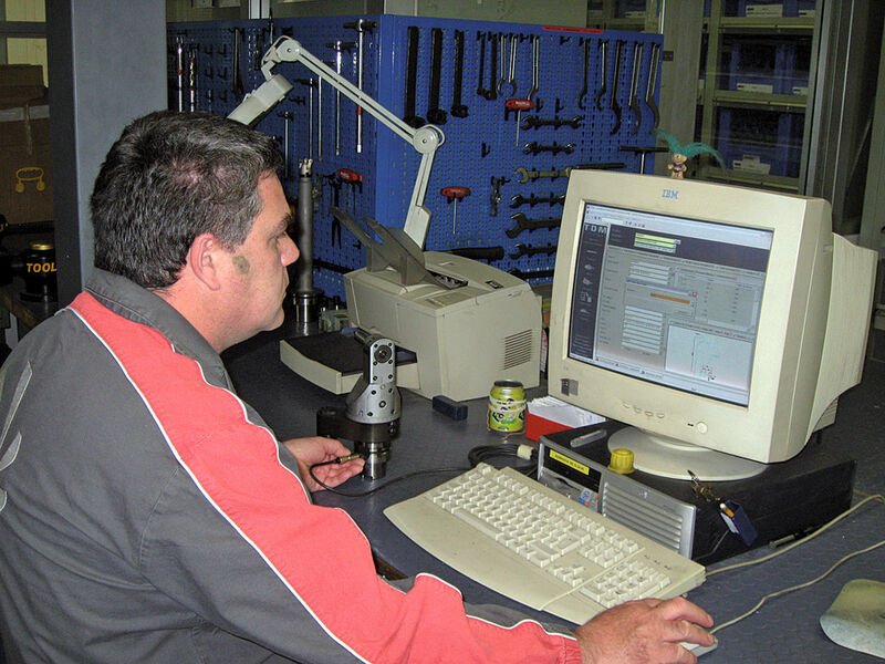 Im Tool-Room überträgt der Mitarbeiter die Daten zu einem montierten Werkzeug direkt aus der Werkzeugverwaltung auf einen Chip. (Bild: Alenia)