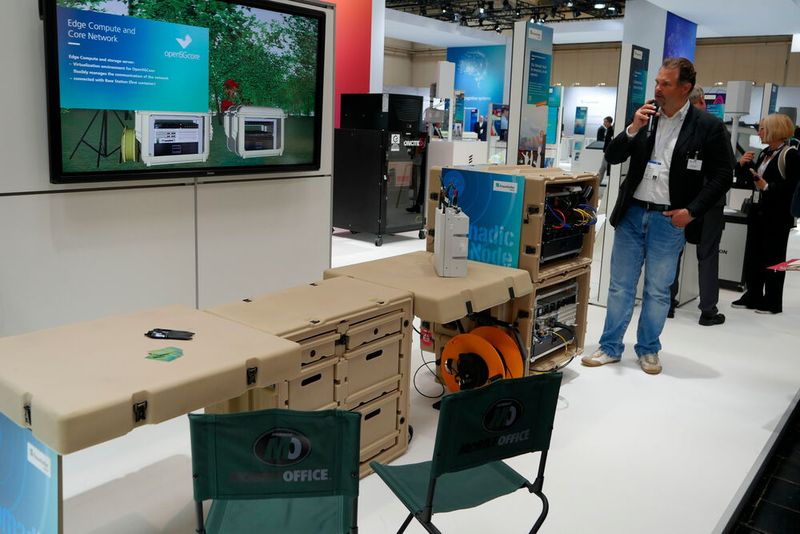 5G hat praktische Anwendungsfälle, doch selbst in vielen Regionen in Deutschland ist kein 5G verfügbar, stellenweise fehlt sogar eine komplette Netzabdeckung. Müssen etwa Rettungskräfte in so einem Gebiet operieren, könnte das mobile 5G Netz von Fraunhofer zum Einsatz kommen. In den Koffern ist alles was man benötigt, um temporär ein Netzwerk aufbauen zu können. (Bild: Sandro Kipar)