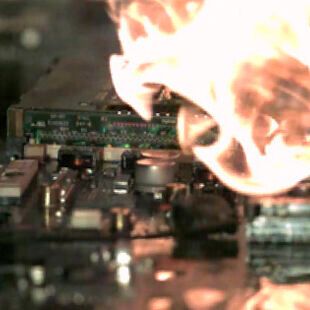 Ein Feuer in einerm elektrischen Gerät wird dank der E-Bulb gelöscht. Ein Feuer in einerm elektrischen Gerät wird dank der E-Bulb gelöscht.