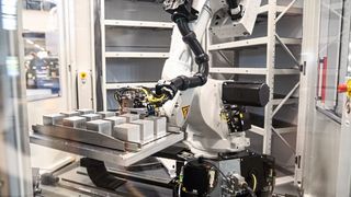 Die Universalmatrize passt sich unterschiedlichen Geometrien flexibel an. (Hermle)