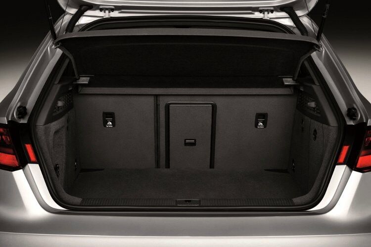 Im Kofferraum haben 380 Liter Platz - 15 mehr als beim Dreitürer. (Audi)