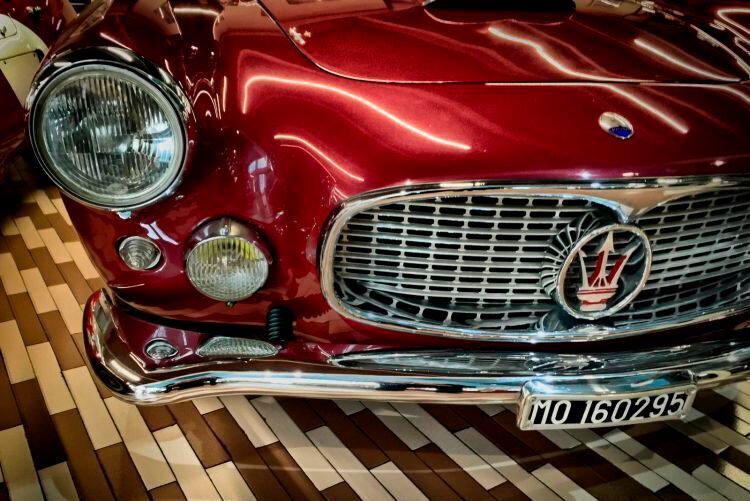 Eines der Glanzstücke der Sammlung: ein roter Maserati 3500 GT von 1957. (press-inform)