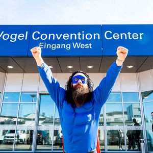 Passend zum Motto „Mehr Power für Superhelden“ begrüßte „Superman“ die Kongressteilnehmer.(Bild:  Stefan Bausewein)