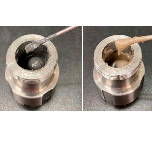 (Left) Reaction mixture of magnesium metal and organohalide after one hour of ball milling. Use of this material in subsequent reactions led to only a 6 % yield of the desired product. (Right) Same process, but with a small amount of organic solvent also added at the beginning. Use of this paste form of Grignard reagent in subsequent reactions led to yields of up to 94 % of the desired product.  (Koji Kubota)