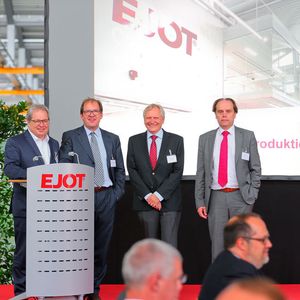 Architekt Prof. Burkhard Pahl, EJOT Geschäftsführender Gesellschafter Christian F. Kocherscheidt, Generalunternehmer Ferdinand Nolte (BMS Industriebau Brilon) und EJOT Geschäftsbereichsleiter Andreas Plaum (v.l.n.r.) bei der feierlichen Einweihung der neuen Produktionshalle.
 (Foto Peter Kehrle www.fotogeist.com)