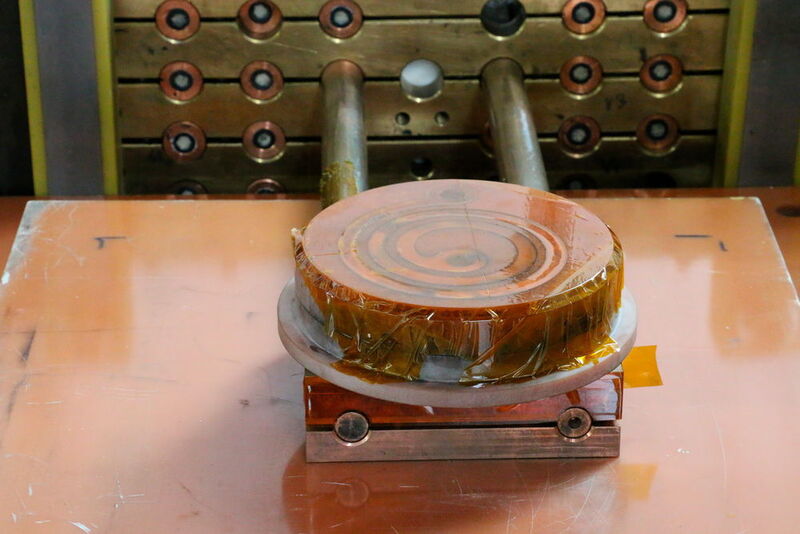Induktionsspule in der Anlage zur elektromagnetischen inkrementellen Blechumformung. (Fraunhofer-IWU)