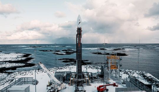 Die Spectrum-Rakete von Isar Aerospace ist erneut gezwungen worden, am Boden zu verharren. Denn zum vierten Mal hat man den zweiten Testflug verschieben müssen ...(Bild:  Isar Aerospace)