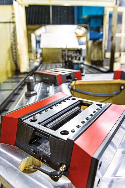 Magnetkraft: Die Spann­palette wird über Auf­nahmen auf dem Ma­schinen­tisch zentriert und magnetisch gespannt. (Erowa AG)