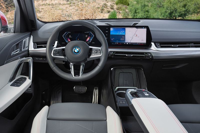 Das Cockpit des BMW X2 ist künftig digital. Der Dreh- und Drücksteller (iDrive) hat hier ebenfalls ausgedient. (Bild: BMW)