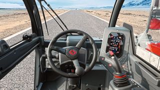 Alles klar: Die großflächige Frontscheibe im Magni-Cockpit sorgt für optimale Übersicht in jeder Hebesituation. Über ein hochauflösendes Display von Würth Elektronik ICS sind alle Funktionen des Magni Combi Touch Systems gut erreichbar. Der Touchscreen ist in robuster Full-Bonding-Technik ausgeführt. (Bild: Magni)