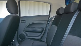 Selbst im Fond lässt es sich als Erwachsener auf kurzen Strecken im Kleinwagen Space Star aushalten.  (Bild: Bürger/»kfz-betrieb«)