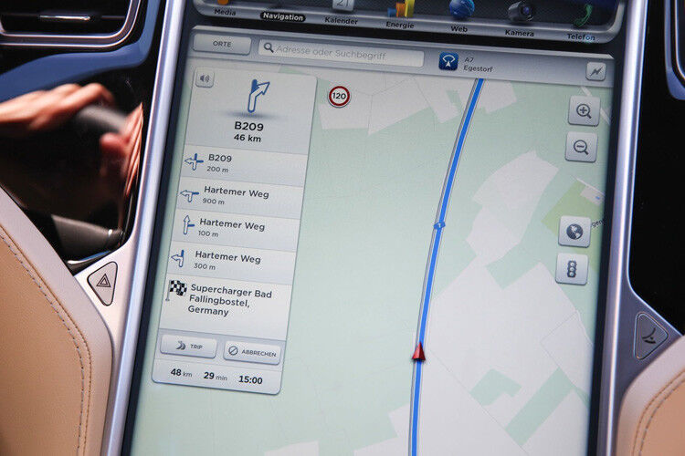 Die Mittelkonsole ziert ein großer Touch-Screen-Bildschirm. (Foto: Tesla)