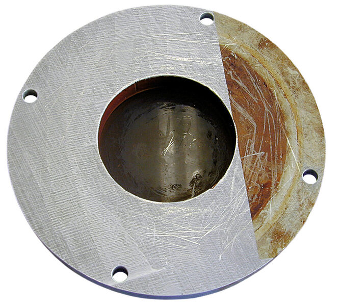 Im Bild ist eine halbseitig lasergereinigte Form zur Herstellung von CFK zu sehen. (Bild: Clean-Lasersysteme)