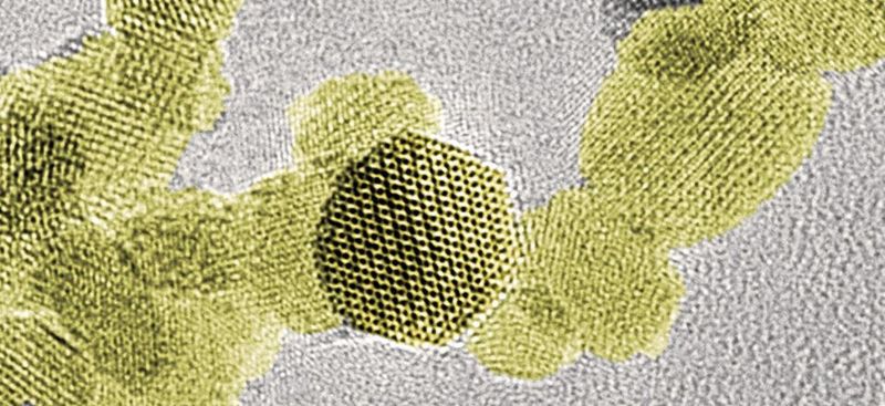 Metallische Winzlinge: Mittels Flammensynthese hergestellte Hafniumdioxid-Nanopartikel sind nur rund sieben Nanometer groß. (Bild: Empa / ACS Chemistry of Materials)
