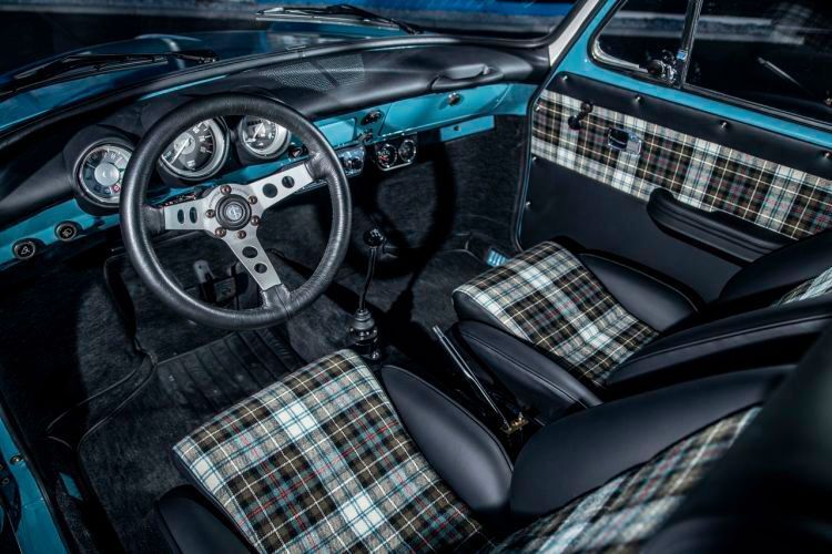 Auch der Innenraum ist eine Mischung aus originalen Elementen, gepaart mit modernen Komponenten beziehungsweise einer solchen Interpretation. (#janbürgermeister)