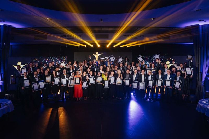 Zum Abschluss der Zeremonie versammeln sich alle Gewinner der IT-Awards aller Portale zum geselligen Gruppenfoto auf der Bühne. (Bild: Manuel Emme Fotografie)