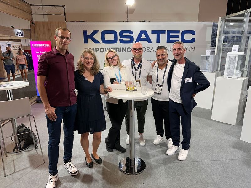 Zufall? Wo ich bin, ist auch oft Sebastian Reiniger (Pollin Electronic), der hier auf Michaela Schroll (dexxit), Laura Saad und Oliver Wesemann (Kosatec), Giuseppe Rizzo (Wortmann) und Florian Schönmaier (Kosatec) trifft. (Bild: Vogel IT- Medien )