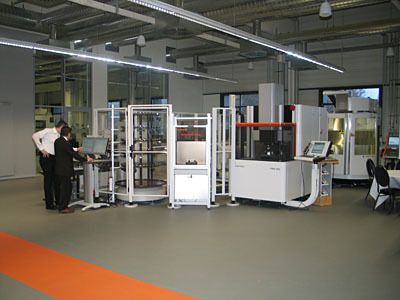 Automatisierte Fertigungszelle mit Senkerodiermaschine und Bearbeitungszentrum. (Archiv: Vogel Business Media)