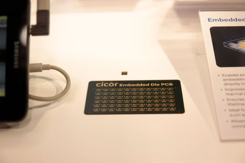 Cicor zeigte am Messestand verschiedene Exponate, darunter die Cicor Embedded Die PCB. Sie ermöglicht die Miniaturisierung durch Einbettung aktiver und passiver Komponenten direkt in die Leiterplatte. Die Technologie wird in kompakten, sicherheitskritischen Geräten wie Implantaten oder Wearables eingesetzt. (Bild: Breunig – VCG)