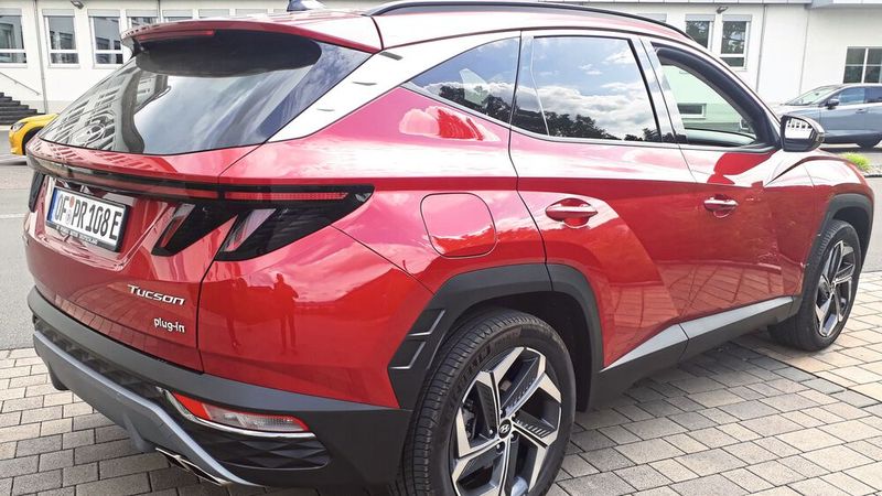 Hintere Seitenscheiben im Schießschartenformat machen eine Rückfahrkamera zum unverzichtbaren Hilfsmittel. Gut, dass sie serienmäßig an Bord ist. Das sind auch die Reifen im Format 235/55 auf 19-Zoll-Felgen. Und beim Prime-Paket noch weitere zahlreiche „Nettigkeiten“. Beispielsweise Ledersitze mit gutem Komfort und einer integrierten Belüftung. Auch zahlreiche Sicherheitsfeatures sind in diesem Paket („Assistenz-Paket“ ) enthalten, wie ein adaptiver Tempomat. Der machte mit einem „diffusen“ Verhalten auf sich aufmerksam. So bremst er, wenn man sich einem Fahrzeug nähert, zwar sehr vorausschauend ab. Aber er beschleunigt zu langsam, so man dieses überholt hat. Vor allem reduzierte er mehrfach das eingestellte Tempo um 30 bis 40 km/h, ohne das Hindernisse auf der eigenen oder anderen Spuren (Autobahn) waren. Praktisch: Selbst nach Stillstand (Ampel, Stau) beschleunigt der Tucson wieder automatisch, ohne dass man Gas geben muss. (Bild: Dominsky – VCG)