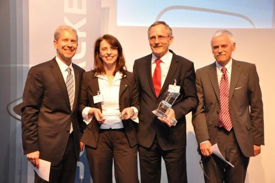 Opel erreichte das beste Ergebnis der deutschen Volumenhersteller: Schwacke-Präsident Michael Bergmann (li.) und Prof. Willi Diez (re.) gratulierten Opel-Vertriebschefin Imelda Wander-Labbé und Händlervertreter Peter Schäfer. (Archiv: Vogel Business Media)
