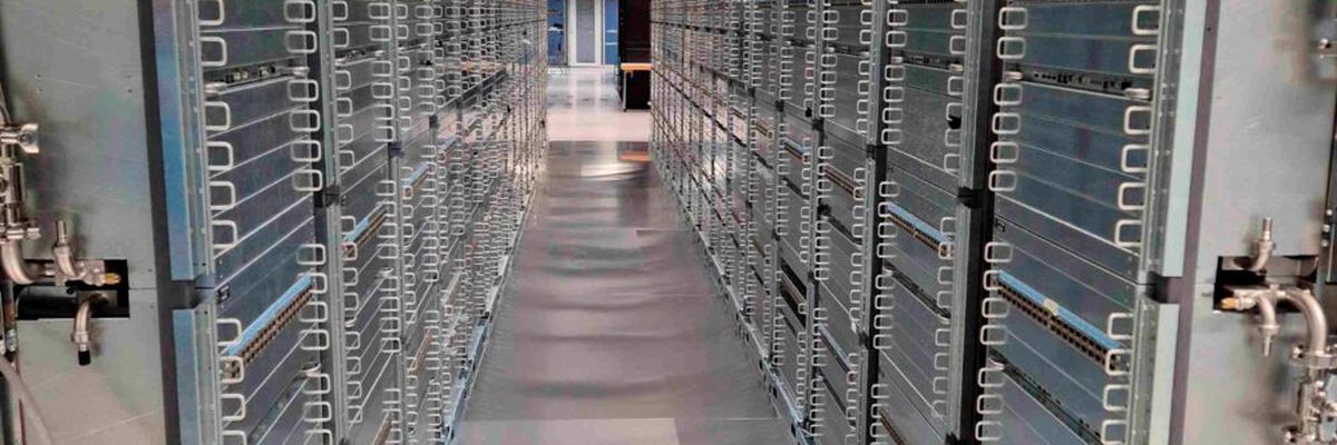 Seltener Einblick, direkt in das Innere eines Superrechners, ins  Herz des ehemaligen HLRS-Cluster „Hawk“ mit insgesamt 4.096 Rechnerknoten, 8.192 Prozessoren und 65.536 Arbeitsspeichermodulen.  (Bild: HLRS)