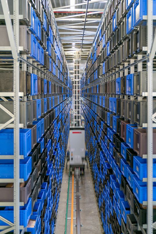 Beim Sicherheitstechnik-Spezialist Euchner in Leinfelden greift ein neues Beleuchtungskonzept. Ab jetzt wird in der Logistikhalle richtig Energie und Kohlenstoffdioxid gespart.(Bild:  Euchner)