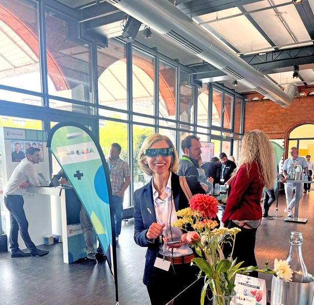 Daniela Schilling (Vogel IT-Akademie) gefällt der Ausblick. (Bild: Vogel IT-Medien GmbH)