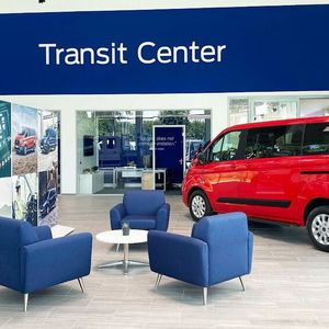 Im Showroom können Besucher die Transit-Modelle begutachten. Für die exakte Konfiguration stehen auf der Präsentationsfläche und in den Verkäuferbüros große Bildschirme bereit.(Bild:  Autohaus Häufle & Lundt)