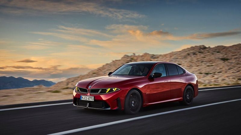 Die Geschichte des 3er BMW geht weiter. Die Modellgeneration G50 löst den seit 2019 gebauten G20 ab, verwendet aber dessen Bodengruppe und Antriebe weiter.(Bild:  BMW)