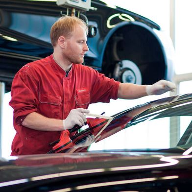 Kfz-Betriebe dürfen nur mit dem Austausch und der Kalibrierung der Fahrerassistenzsystemen werben, wenn sie auch in der Handwerksrolle eingetragen sind.  (Bild: frei lizenziert)