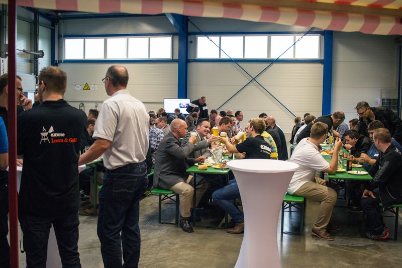 Und Prost! Die Stimmung war genial mit super Gesprächen (Bild: Extra Computer)