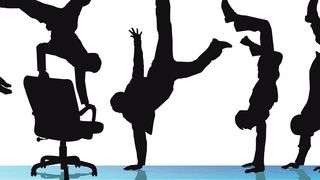 "Wie gelingt es uns, dass unser neues Produkt ein Ladenhüter wird?" – bei der Kopfstandmethode wird die Problemstellung umgekehrt, um bekannte Pfade zu verlassen und kreative Lösungen zu finden.  (©scusi - stock.adobe.com)