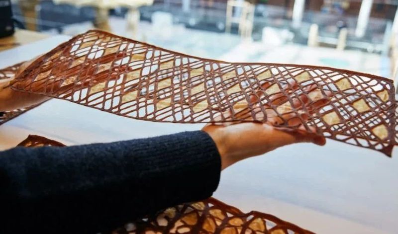 Bei der Technologie wird die Hefe zunächst erhitzt, um sie zu inaktivieren. Anschließend werden alle Zutaten gemischt, bis eine homogene Paste entsteht. Diese Paste wird in Spritzen gefüllt, die das Material mithilfe eines Roboterarms bei Raumtemperatur auftragen. Nach dem Druck wird das Bauteil getrocknet, bis es seine endgültige Form annimmt. (Bild: Technische Universität Chalmers)