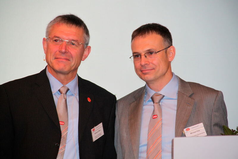 Wilhelm Otten, Evonik (links) und Michael Pelz, Clariant, der die goldene Ehrennadel bekam. (Bild: PROCESS/Sabine Mühlenkamp)
