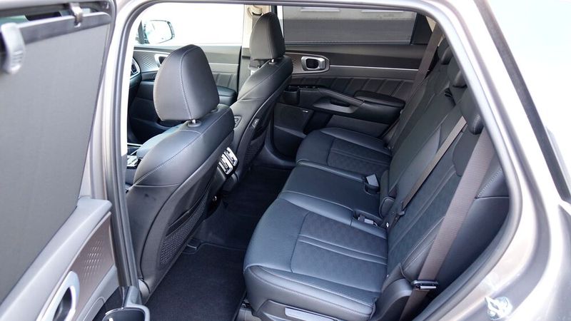 Im Fond des großen Wagens ist das Platzangebot mindestens genauso angenehm wie auf den Vordersitzen. (Bild: Rosenow – VCG)