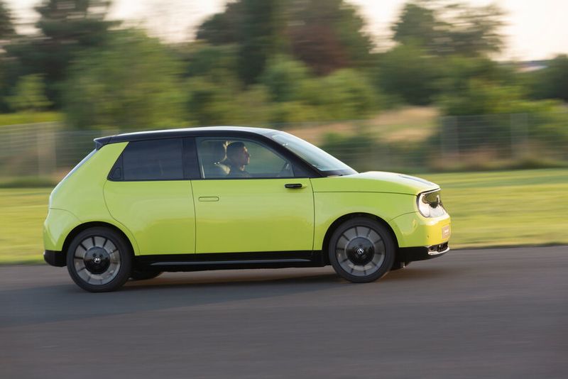 Der 110 kW/150 PS starke E-Motor im Heck stellt seine 300 Newtonmeter unverzüglich zur Verfügung und schiebt kraftvoll an. (Honda)