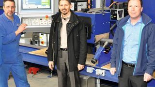 Inbetriebnahme der Ekonor-Rohrschweißanlagen in Lindlar (v. li.): Thomas Börsch (Schweißer, Schmidt + Clemens), Ulf Jenter (Leiter Schweißen & Schneiden) und Thomas Hof (Vertrieb Ekonor, beide Westfalen Gruppe). (Bild: Schmidt + Clemens)