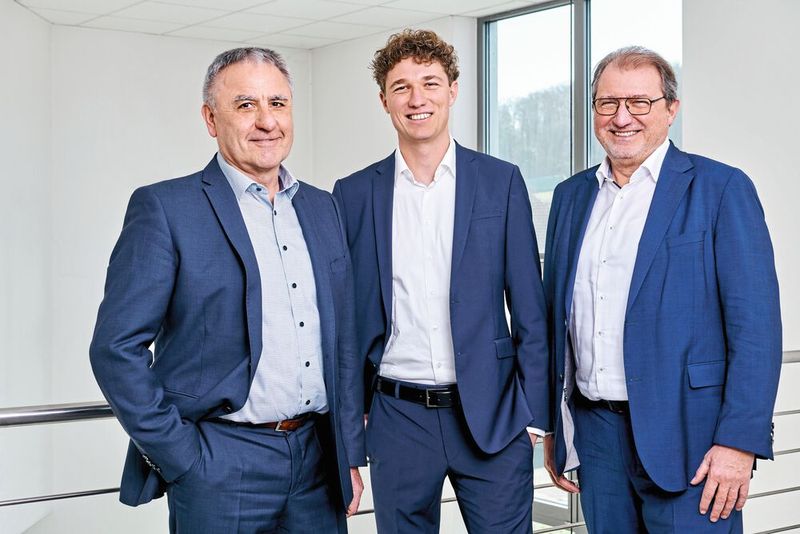 Reiner Kirschner (links) als scheidender Geschäftsführer mit seinem Nachfolger als geschäftsführender Gesellschafter Yannik Zecha (Mitte) und Stefan Zecha (rechts), der in der Geschäftsführung des Steiner Familienunternehmens bleibt.(Bild:  Zecha)